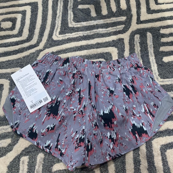Lululemon Hotty Hot Short 2.5” - Picture 3 of 6